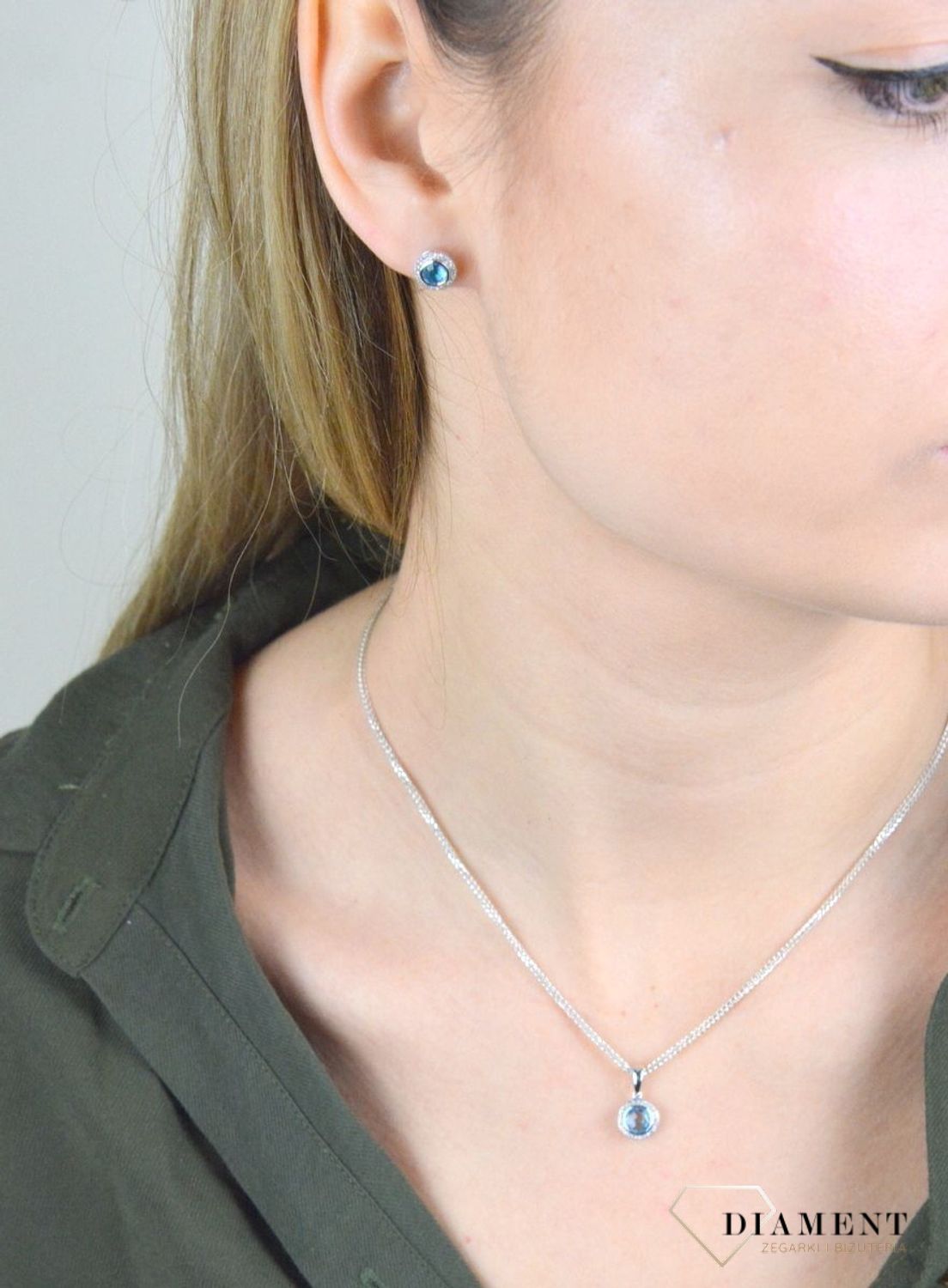 Kolczyki na sztyft z białego złota DIAMENT, topaz i brylanty 0660027065 HSI. Przepiękne kolczyki z białego złota wysadzane brylantami. Klasyka w najlepszym wydaniu. Złoto i brylanty to wyjątkowe połączenie, które kobiety wprost uwiel.jpg